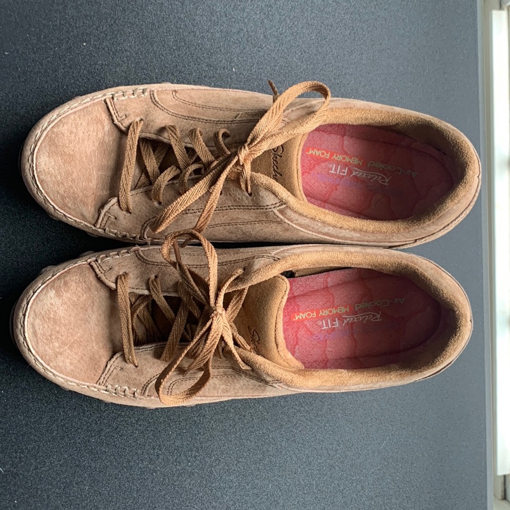 Womens 9 Skechers. Excellent condition. Have not been worn outside.